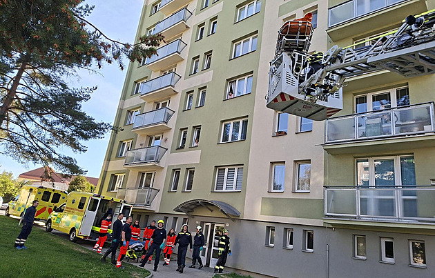 Transport po schodech by byl rizikový, pacienta snesli z bytu na plošině hasičů