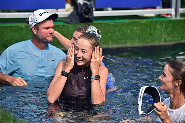 Tradice dodržena. Kordová po triumfu skončila i s rodinou v jezírku