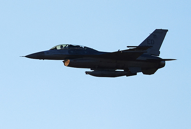 Ukrajina má první mobilní simulátory F-16. Za dodávku děkuje i Česku
