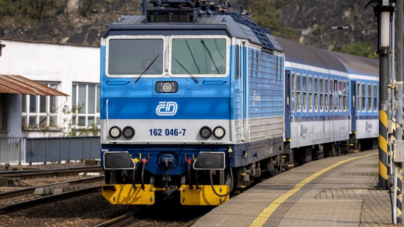 Dopravní komplikace u Pardubic: Vlak tam srazil člověka, provoz byl přerušen