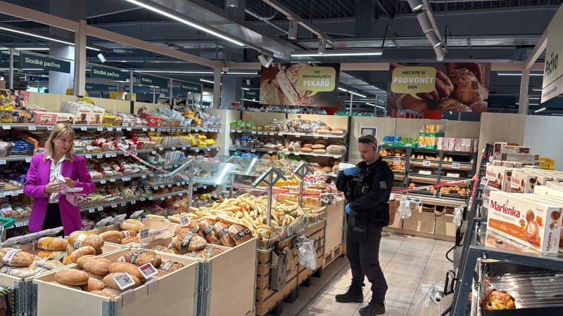 Milion mezi rohlíky: V pražském supermarketu zasahovala policie. Netuší, komu peníze patří