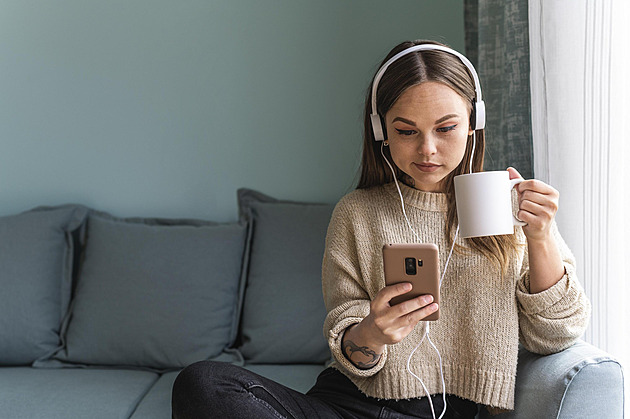 Zvědavost nás stojí i sedm tisíc ročně. Mnoho podcastů je přitom zdarma