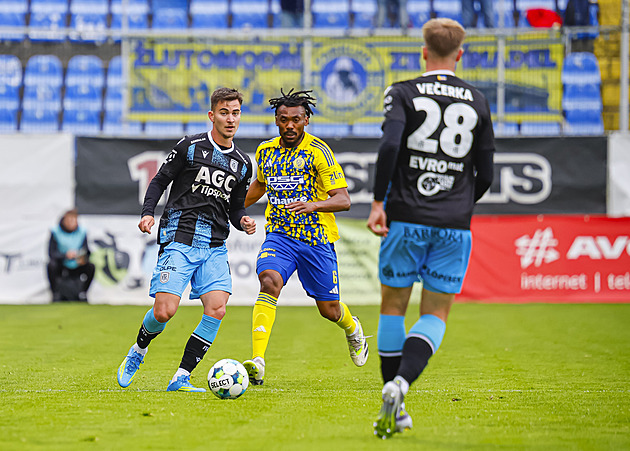 ONLINE: Zlín - Teplice 2:2, Náprstek ránou o tyčku srovnává duel, hosté hrají v desíti