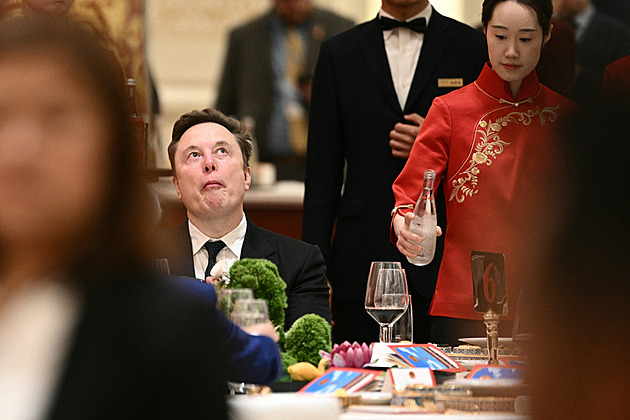 Táta Musk se v Pekingu šklebil, Rubio oblékl teplákovku. Delegace USA upoutala