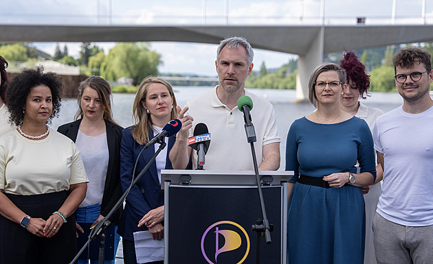 Piráti v kampani sázejí na téma bydlení. Ať to tu žije, je jejich volební heslo