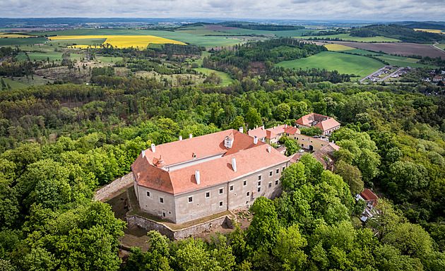 V hradu Sádek byla škola, teď mu majitel vrací lesk. Chce obnovit i vyhořelou věž