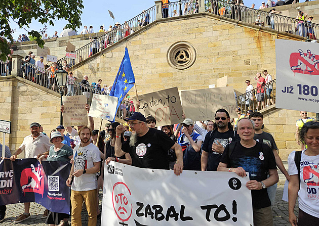 Koalice projedná návrh na zrušení poplatků ČT, sešel se další protest před vládou