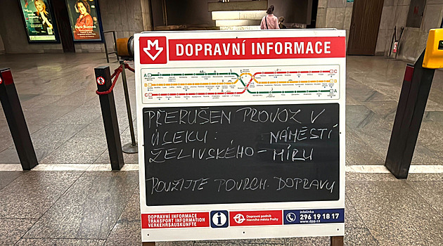 Metro v centru pět hodin nejezdilo, dopravu zastavila technická závada