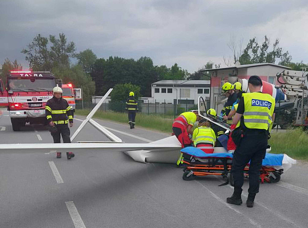 V Havlíčkově Brodě spadl větroň. Pilot při nouzovém přistání narazil do benzínky