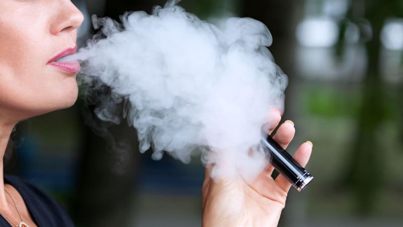 Konec sladkých e-cigaret: Utrum mají Bubble gum či cheesecake. Kvůli dětem