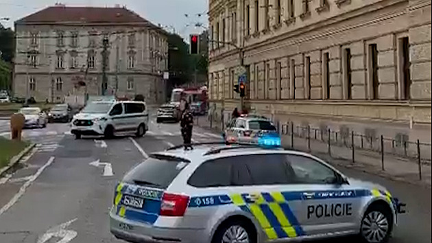 Policie v Brně evakuovala školu a zastavila dopravu, předmět zneškodnil pyrotechnik