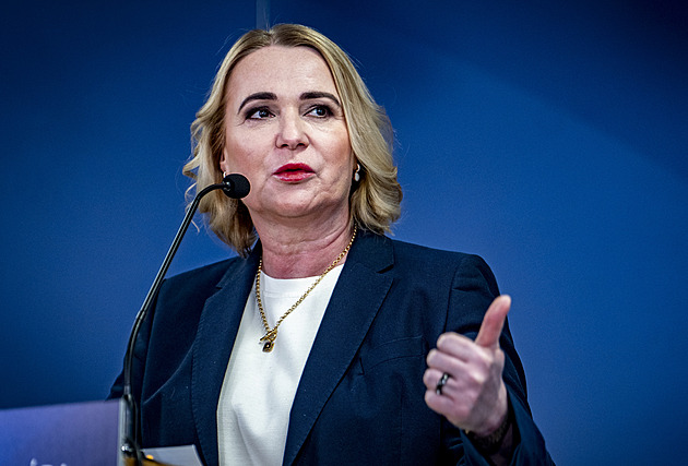 Ministerstvo obrany loni rozdalo vedení 4,4 milionu, jeden náměstek dostal milion