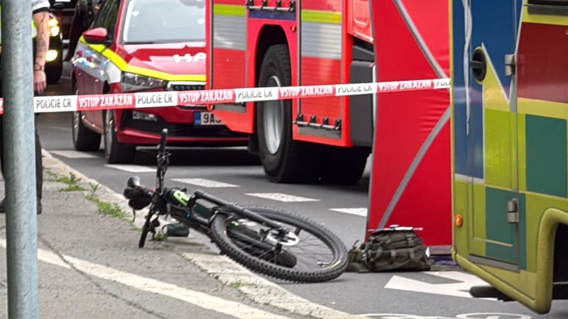 Cyklistu v Praze srazil autobus, byl na místě mrtvý. Příčinu neštěstí vyšetřuje policie