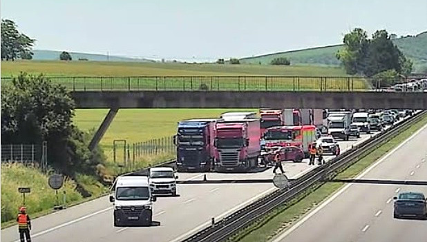 Dálnici D2 na Brněnsku uzavřela nehoda tří kamionů. Doprava je odkloněna na Blučinu