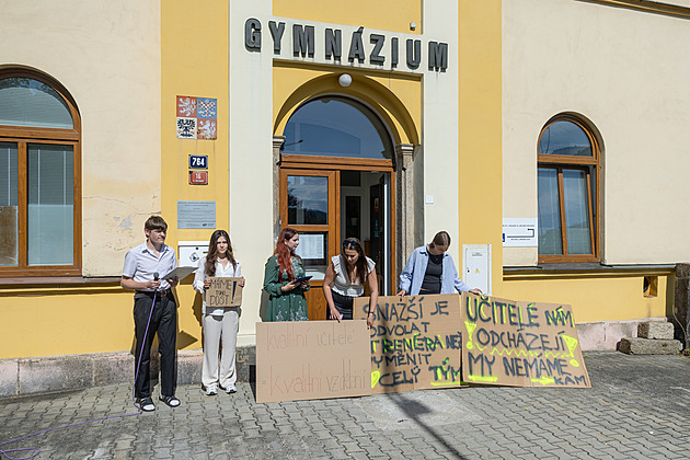 Krizi na gymnáziu chce řešit kraj. Vyhrocenou atmosféru nezvládla ani mediátorka