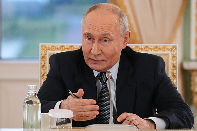 Putin vylezl z úkrytu, křísí svou popularitu. Ale do regionů se stále neodvažuje