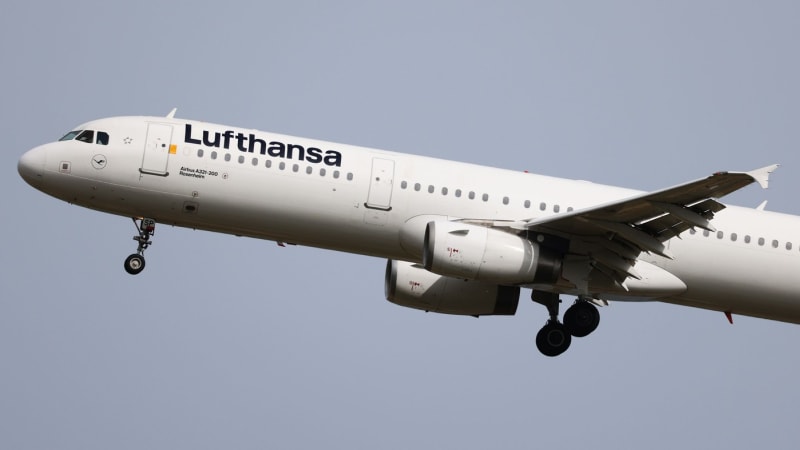 Letoun Airbus A321 mířící do Prahy způsobil poplach. Vzlétly kvůli němu dva maďarské Gripeny