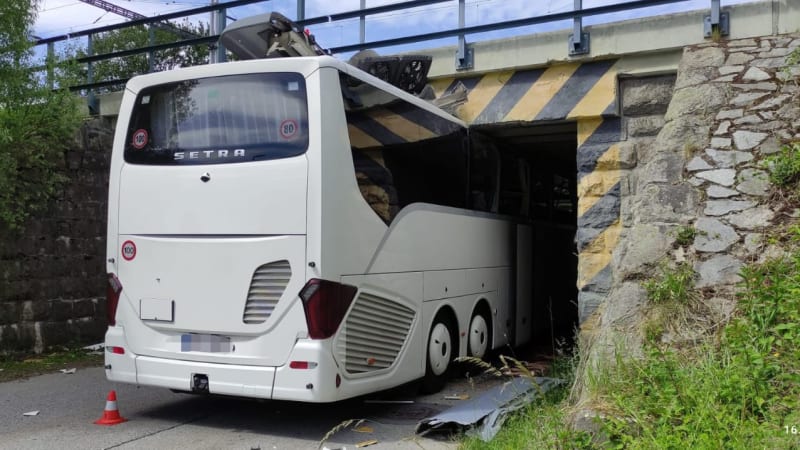 Havárie na Českokrumlovsku: Autobus najel do viaduktu. Několik lidí se zranilo