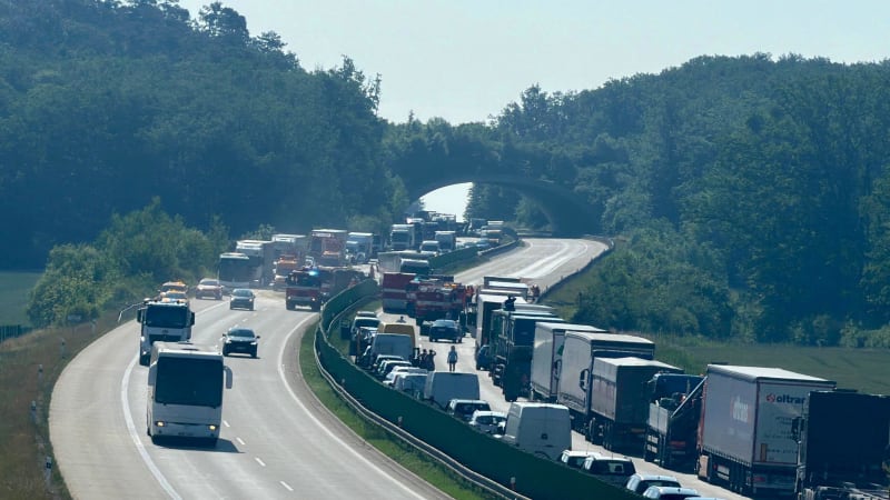 Nehoda na D11: Srazily se tam dva náklaďáky, provoz je obousměrně uzavřen