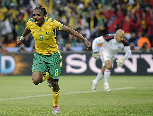 Talisman Tshabalala. Píše knížky a tančí s Ronaldem, přinese Jihoafričanům štěstí?