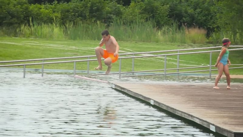 Skoky do vody mohou být nebezpečné. Lékař popsal možné fatální následky