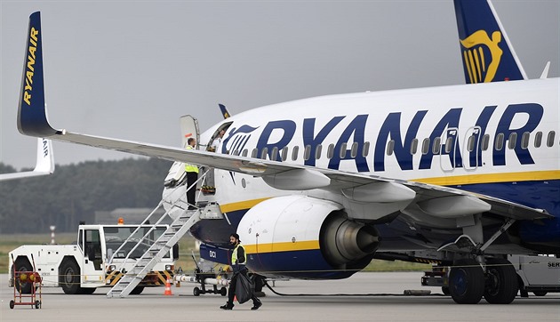 Ryanair couvá z poplatků za dětská sedadla. Vyšetřuje ho antimonopolní úřad
