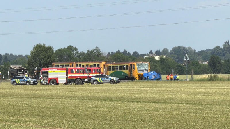 Vážná nehoda u Hořic: Vlak se střetl s nákladním autem, zasahoval vrtulník