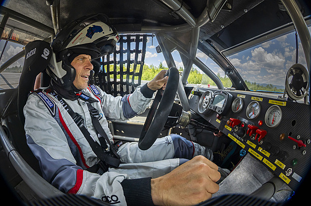 Šebek a Gondík krotili monstrum NASCAR. Jako ve Star Treku, zářil chirurg