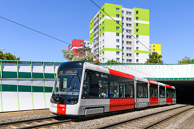 Pražské tramvaje musejí kvůli vedru zpomalit. Spoje nabírají zpoždění