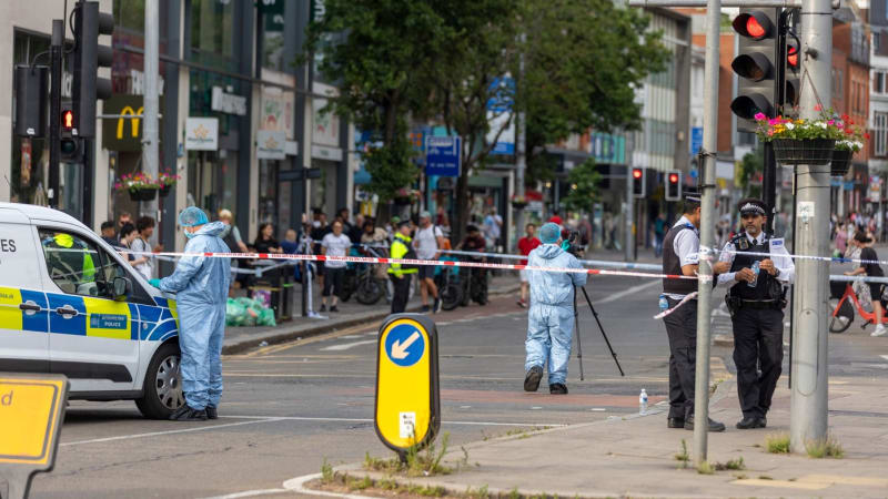 Hrůza v Londýně: Muž najel autem do skupiny chodců. Záběry z místa odhalují zkázu po nehodě