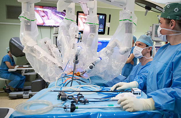 Robot už v Plzni operuje i plíce a krk. Nemocnice pořídila druhý systém