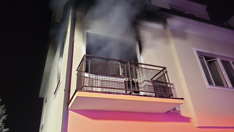 Tragédie v Praze: Při požáru bytu zemřel člověk. Škody se odhadují na milion