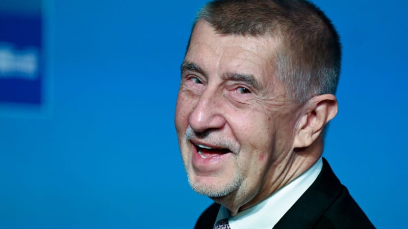 Sociální sítě politiků v létě ožily: Juchelka dostal od Babiše boty, Žáček odjel na Havaj