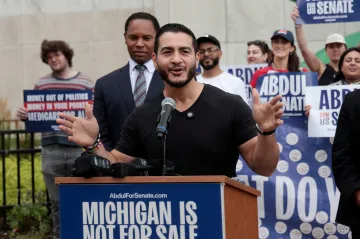 Začaly primárky v Michiganu. Poznamenal je střet mezi demokraty