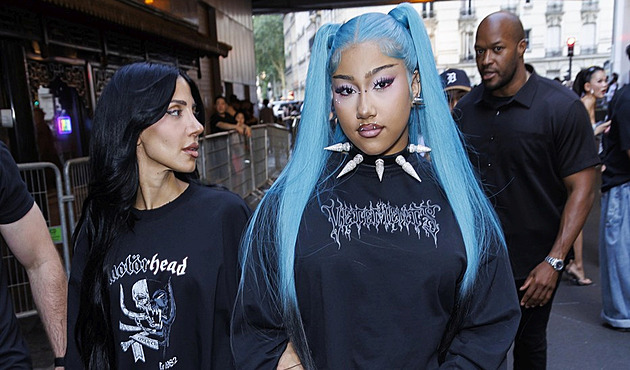 Třináctiletá dcera Kardashianové a Westa zrušila turné a vydala píseň o zradě