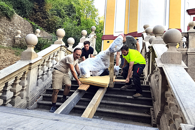 Restaurátoři při převozu soch pracovali na centimetry, po letech se vrátily na Hedeč