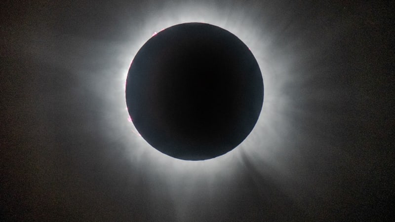 Zatmění může zničit fotoaparáty i mobily. Jak je při snímání nebeské podívané ochránit?