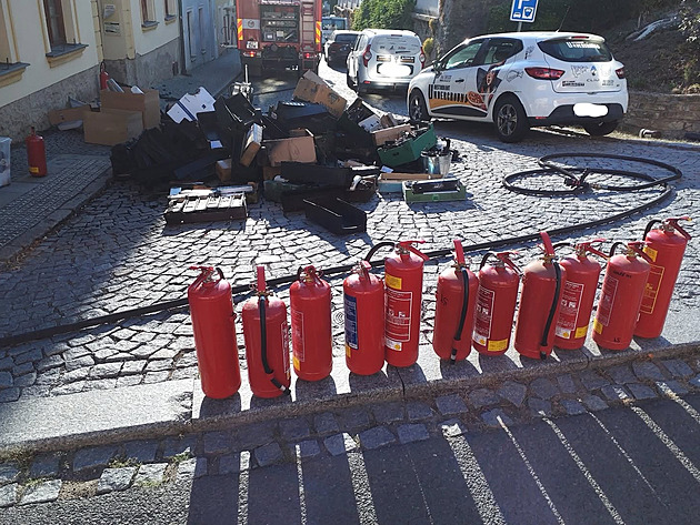 Požár ve firmě na repasování baterií, hasit se dalo jen práškovými přístroji