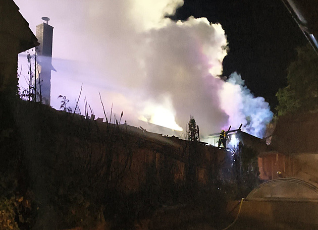 V jižních Čechách shořely dva domy a stodola i devět hektarů lesa