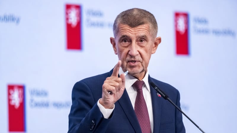 Nevymlouvejte se, peněz máte dost. Babiš se pustil do krajů, silnice si mají opravovat za své