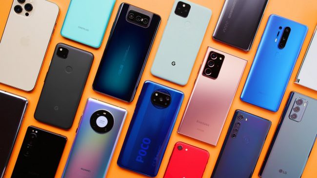 Prodeje smartphonů v Evropě spadly na tříleté minimum. O první příčku se vede vyrovnaný souboj