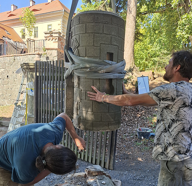 Zub času se na bráně podepsal. Restaurátoři opravují historické věže ve Valči