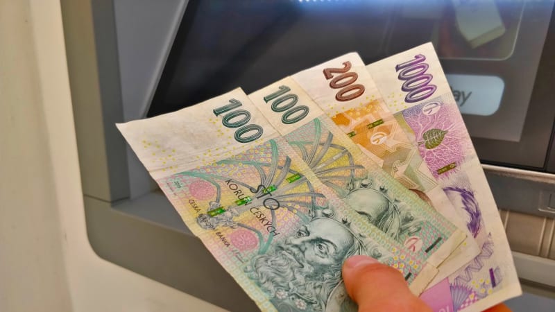 Minimální mzda od ledna vzroste o více než 2 000 korun. Blíží se polovině průměru v Česku