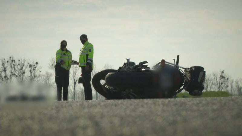 Tragická nehoda u Českého Brodu: Motorkář v nemocnici podlehl zraněním