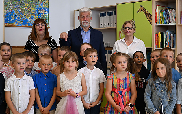 Pavel v Brodku u Konice zahájil školní rok, při focení s prvňáčky zavtipkoval