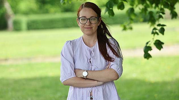Rodit doma bývalo bezpečnější, maminky více umíraly v nemocnicích, říká historička