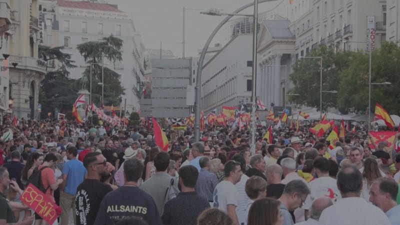 Násilné protesty proti migraci: V Madridu létalo kamení, tisíce uprchlíků zůstávají v Ceutě