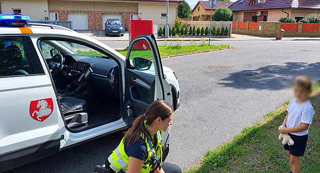Hoch utekl ze školky, vystrašeného ho v MHD našli strážníci. Pomohla sušenka