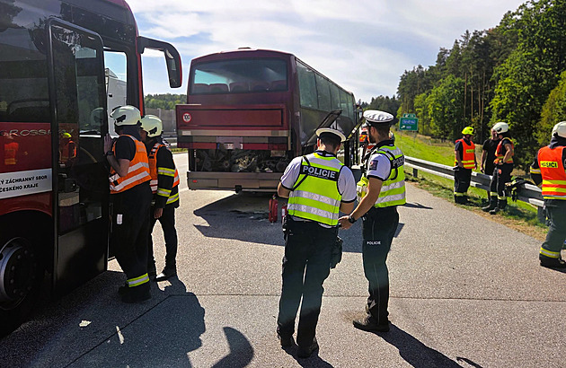 Autobusu na dálnici vzplál motor. Hasil řidič, cestující utekli za svodidla