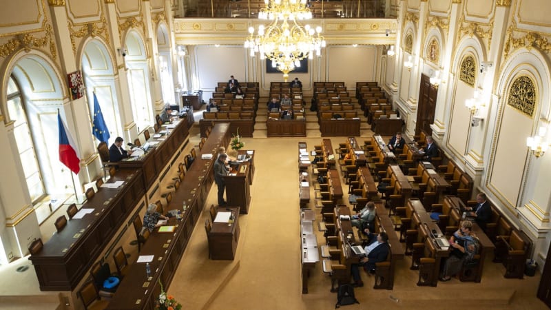 Zbavit se úředníků bude snazší, potvrdila Sněmovna. Koalice také osekala pravomoci Pavlovi